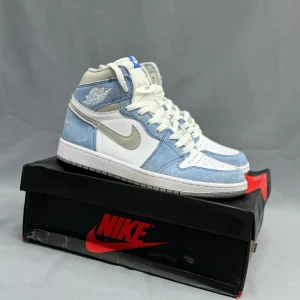 کتونی ساقدار جردن 1 هایپر رویال با ترکیب رنگ آبی روشن و سفید