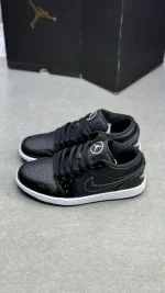 کتونی نایکی جردن 1 مشکی براق با لوگوی سفید