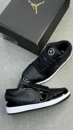 کتونی نایکی جردن 1 مشکی براق با لوگوی سفید