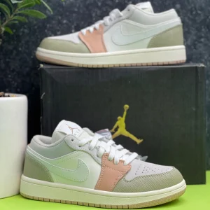 کتونی نایکی جردن 1 میلان با رنگ‌بندی خاکستری، صورتی و سفید