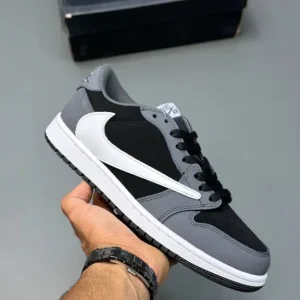 کتونی ایرجردن 1 ترویس اسکات با سوئوش معکوس و رنگ‌بندی مشکی و سفید