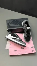 کتونی ایرجردن 1 ترویس اسکات با سوئوش معکوس و رنگ‌بندی مشکی و سفید