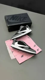 کتونی ایرجردن 1 ترویس اسکات با سوئوش معکوس و رنگ‌بندی مشکی و سفید