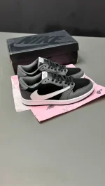 کتونی ایرجردن 1 ترویس اسکات با سوئوش معکوس و رنگ‌بندی مشکی و سفید