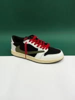 کتونی جردن 1 ترویس الیو با طراحی خاص، رنگ سبز زیتونی و جزئیات معکوس لوگوی نایک، مناسب برای استایل خیابانی.