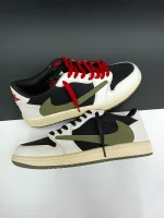 کتونی جردن 1 ترویس الیو با طراحی خاص، رنگ سبز زیتونی و جزئیات معکوس لوگوی نایک، مناسب برای استایل خیابانی.