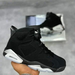 تصویر کتونی ایرجردن 6 با رنگ‌بندی مشکی و سفید و ساق بلند