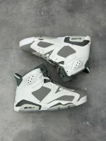 تصویر کتونی ایرجردن 6 کول گری با رنگبندی سفید و طوسی و ساق بلند