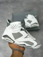 تصویر کتونی ایرجردن 6 کول گری با رنگبندی سفید و طوسی و ساق بلند