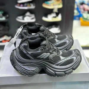 کتونی مشکی بالنسیاگا مدل 10XL با طراحی خاص و سایز بزرگ