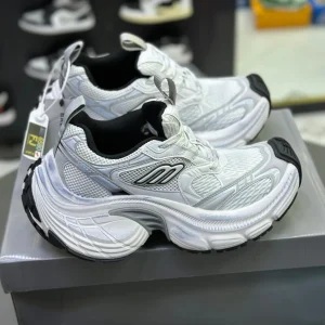 کتونی سفید بالنسیاگا مدل 10XL با طراحی خاص و سایز بزرگ