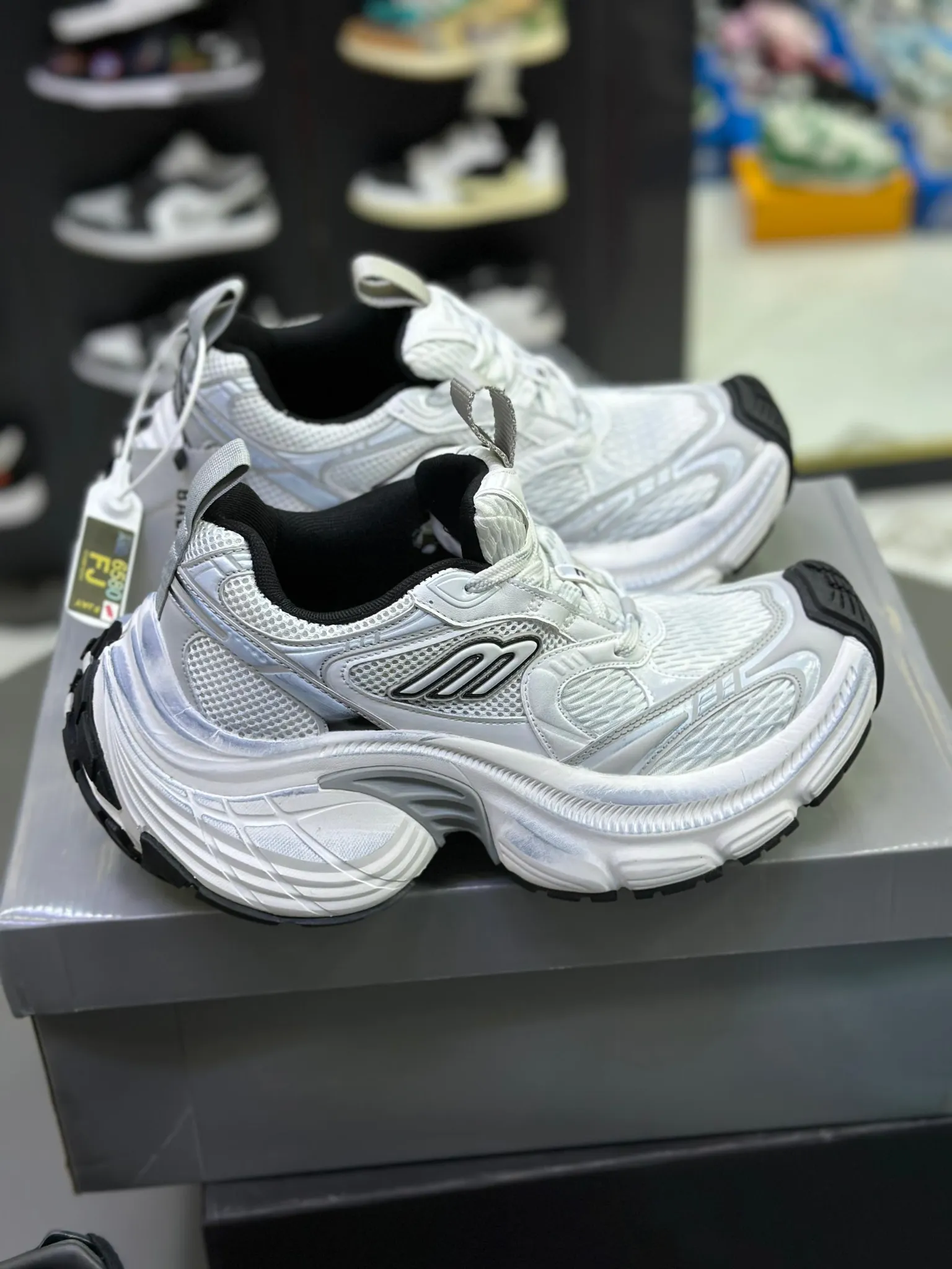 balenciaga-10xl-white کتونی سفید بالنسیاگا مدل 10XL با طراحی خاص و سایز بزرگ