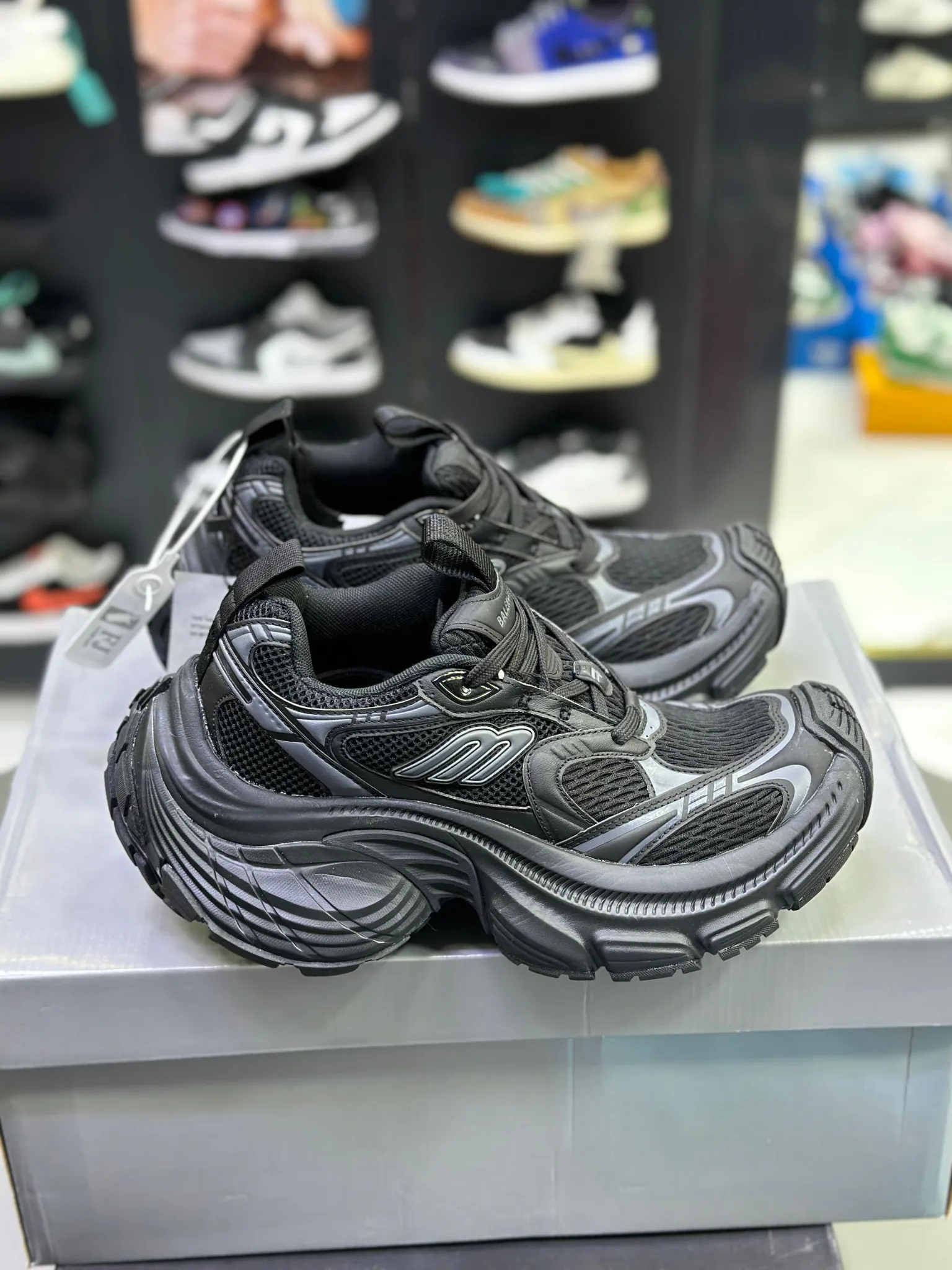 balenciaga-10xl کتونی مشکی بالنسیاگا مدل 10XL با طراحی خاص و سایز بزرگ