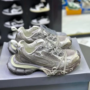 کتونی بالنسیاگا 3XL نقره‌ای با طراحی منحصر به فرد و زیره برجسته