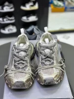 کتونی بالنسیاگا 3XL نقرهای با طراحی منحصر به فرد و زیره برجسته