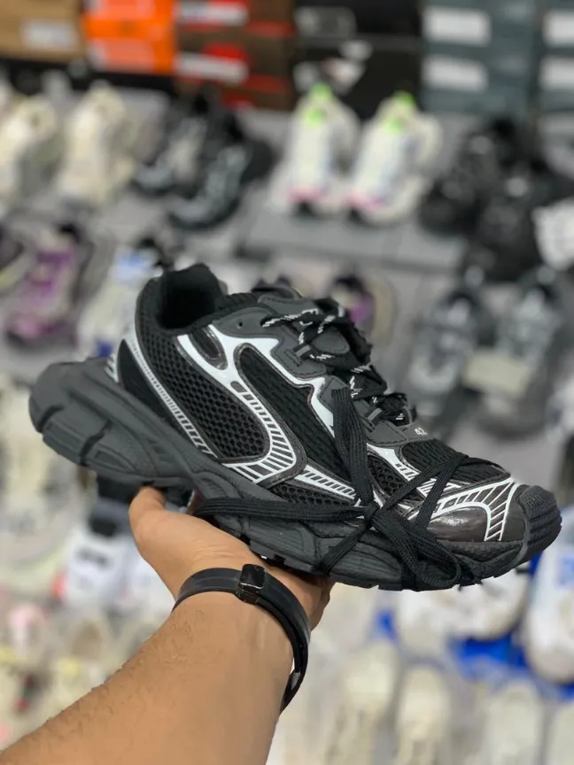 balenciaga-3xl (3) کتونی بالنسیاگا 3XL مشکی با طراحی منحصر به فرد و زیره برجسته