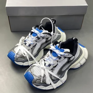 کتونی بالنسیاگا 3XL آبی نقره‌ای با طراحی منحصر به فرد و زیره برجسته