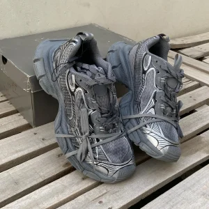 کتونی بالنسیاگا 3XL خاکستری نقره‌ای با طراحی منحصر به فرد و زیره برجسته