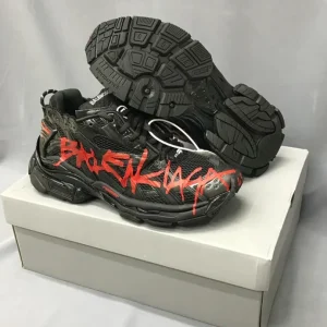 کتونی بالنسیاگا رانر گیرافیتی با زیره ضخیم، نمای روبرو