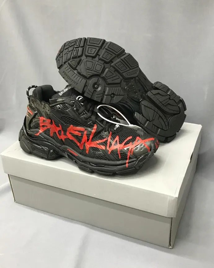 balenciaga-runner-giraffity (3) کتونی بالنسیاگا رانر گیرافیتی با زیره ضخیم، نمای روبرو
