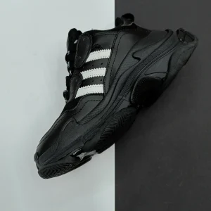 کتونی بالنسیاگا آدیداس با طراحی منحصر به فرد و رنگ‌بندی جذاب، همراه با فول پک شامل شناسنامه، شوز بگ و بند اضافی