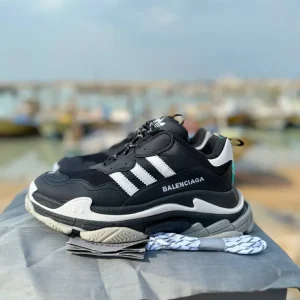 کتونی بالنسیاگا آدیداس با طراحی منحصر به فرد و رنگبندی جذاب، همراه با فول پک شامل شناسنامه، شوز بگ و بند اضافی