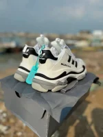 کتونی بالنسیاگا آدیداس با طراحی منحصر به فرد و رنگبندی جذاب، همراه با فول پک شامل شناسنامه، شوز بگ و بند اضافی