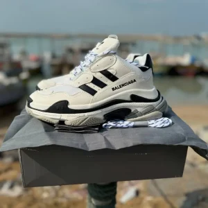 کتونی بالنسیاگا آدیداس با طراحی منحصر به فرد و رنگبندی جذاب، همراه با فول پک شامل شناسنامه، شوز بگ و بند اضافی