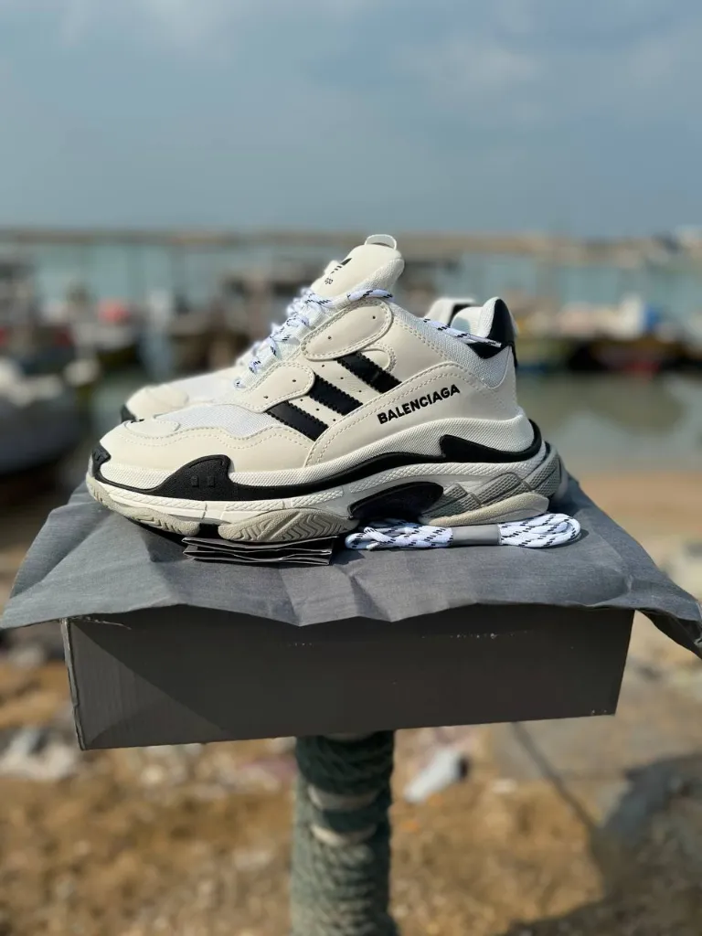 balenciaga-x-adidas-white (3) کتونی بالنسیاگا آدیداس با طراحی منحصر به فرد و رنگبندی جذاب، همراه با فول پک شامل شناسنامه، شوز بگ و بند اضافی