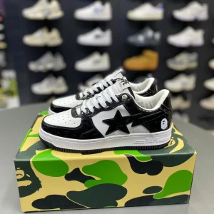 کتونی بیپستا مشکی سفید با لوگوی ستاره‌ای شکل و باکس مخصوص