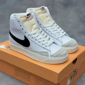 کتونی نایکی بلیزر ساقدار سفید با لوگوی مشکی، نمای کناری