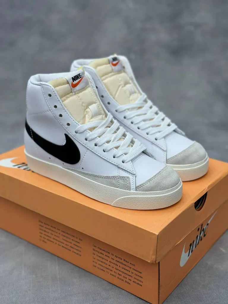 blazer-vintage-high-white کتونی نایکی بلیزر ساقدار سفید با لوگوی مشکی، نمای کناری