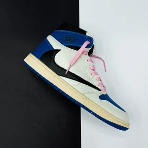 کتونی نایک ایر جردن 1 ترویس فرگمنت با طراحی خاص و ترکیب رنگ‌های آبی، سفید و مشکی، مناسب برای استایل خیابانی و کژوال