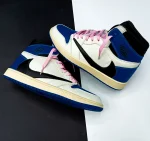 کتونی نایک ایر جردن 1 ترویس فرگمنت با طراحی خاص و ترکیب رنگ‌های آبی، سفید و مشکی، مناسب برای استایل خیابانی و کژوال