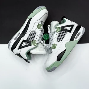 کتونی نایک ایر جردن 4 سیفوم با رنگ‌های سفید و سبز ملایم، مناسب برای استایل‌های خیابانی و کژوال