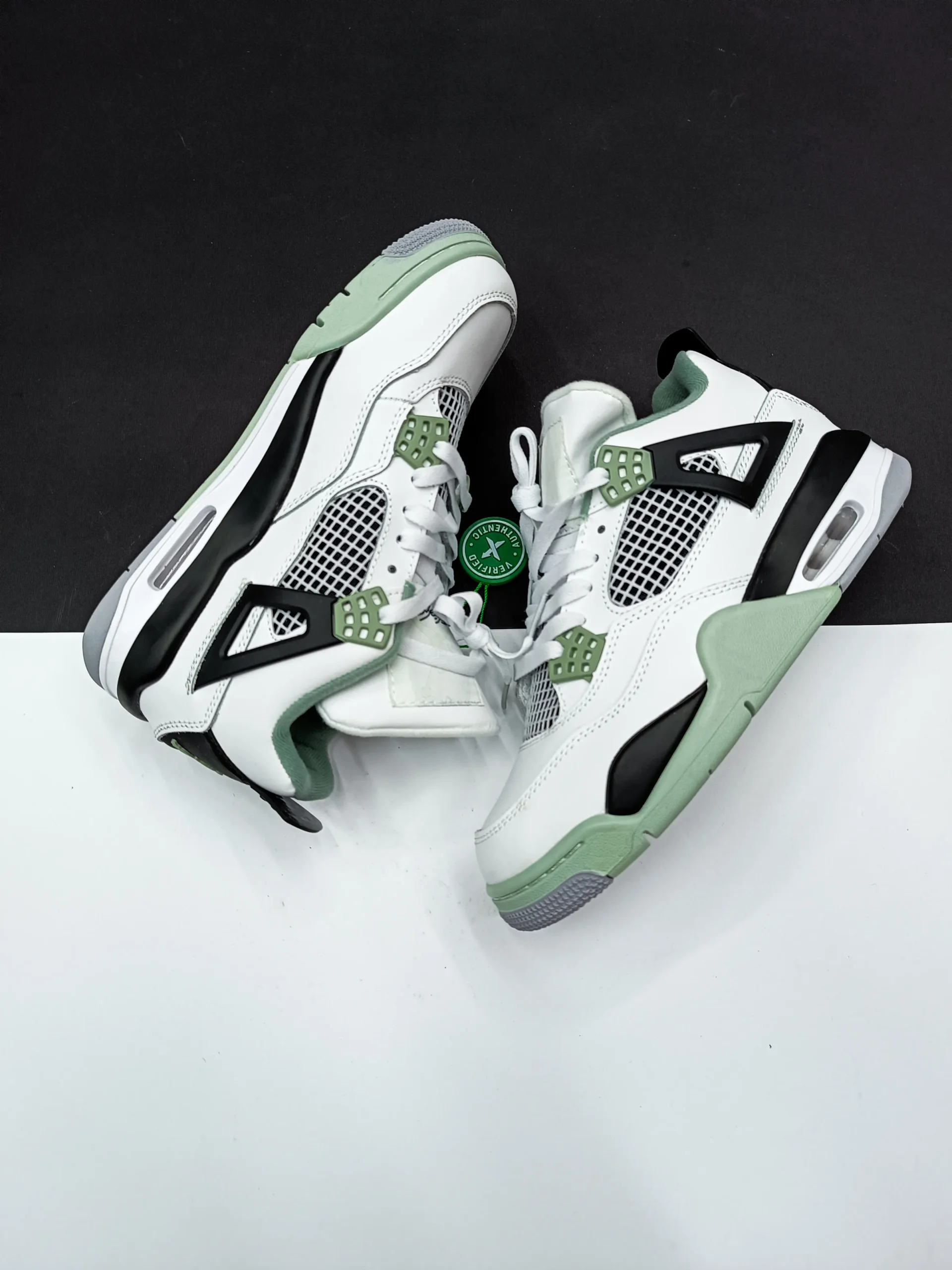 jordan4-seafoam کتونی نایک ایر جردن 4 سیفوم با رنگهای سفید و سبز ملایم، مناسب برای استایلهای خیابانی و کژوال