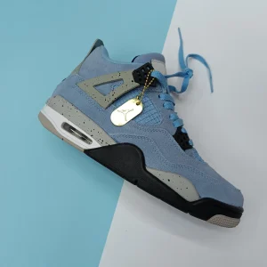 کتونی ایر جردن 4 یونیورسیتی بلو با رنگ آبی روشن و سفید