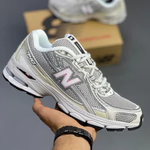 کتونی نیوبالانس 740 نقره‌ای با طراحی مدرن و وزن سبک مناسب پیاده‌روی