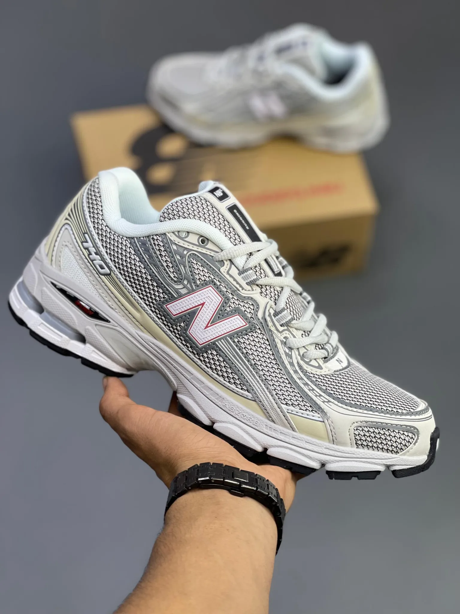 newbalance-740 (4) کتونی نیوبالانس 740 نقرهای با طراحی مدرن و وزن سبک مناسب پیادهروی
