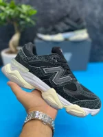 کتونی نیوبالانس 9060 به رنگ مشکی زیره سفید با طراحی مدرن و جذاب