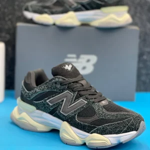 کتونی نیوبالانس 9060 به رنگ مشکی زیره سفید با طراحی مدرن و جذاب