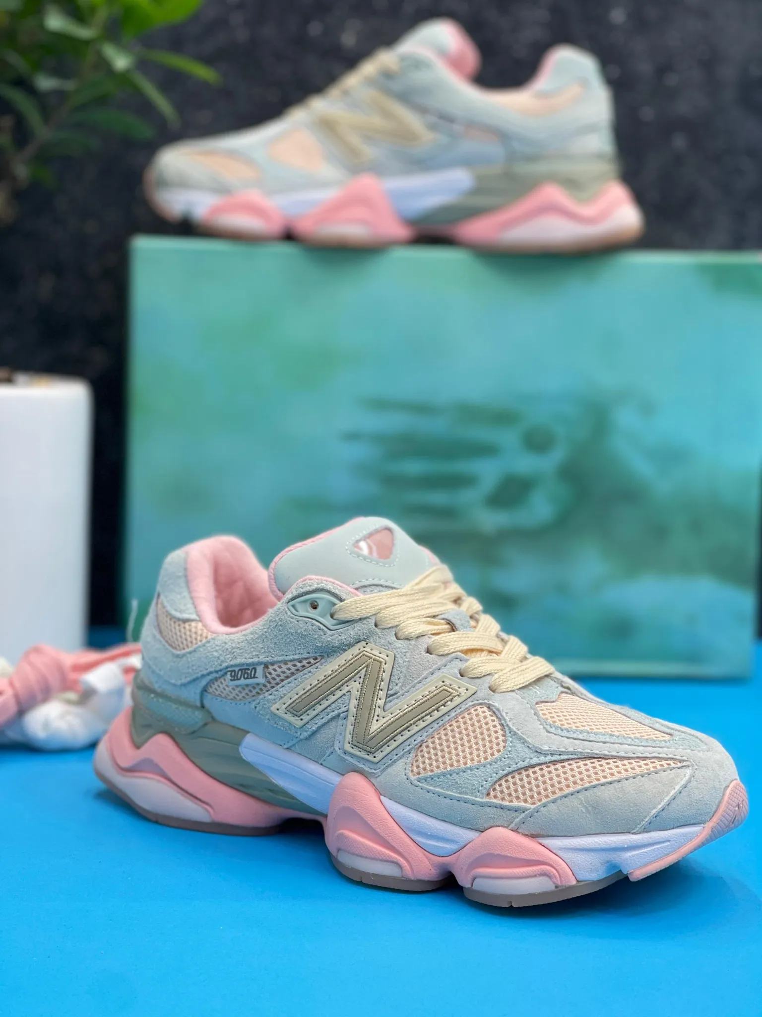 newbalance-9060-pink (4) کتونی نیوبالانس 9060 به رنگ صورتی ملایم با طراحی مدرن و جذاب