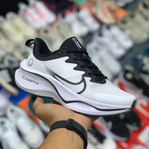 کتونی رانینگ نایکی زوم ایکس سیاه و سفید، نمای جانبی