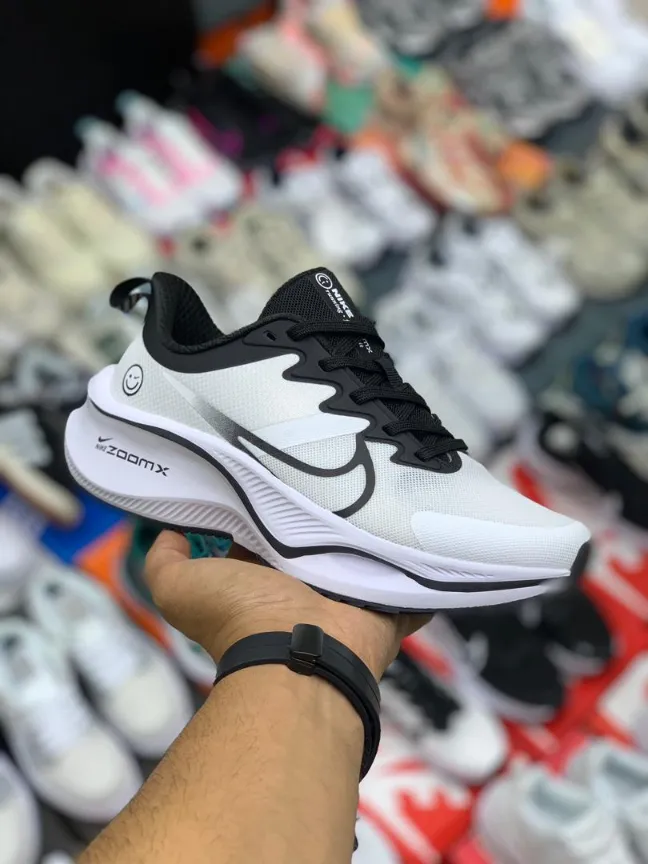 nike-zoomx (2) کتونی رانینگ نایکی زوم ایکس سیاه و سفید، نمای جانبی