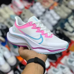 کتونی رانینگ نایکی زوم ایکس سفید و صورتی، نمای جانبی