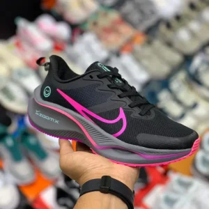 کتونی رانینگ نایکی زوم ایکس مشکی و صورتی، نمای جانبی