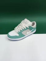 کتونی نایک اس بی دانک اپریل با ترکیب رنگهای ملایم آبی و سفید، مناسب برای استایلهای خیابانی و اسکیتبوردینگ