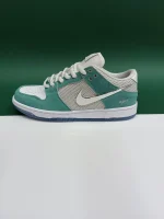کتونی نایک اس بی دانک اپریل با ترکیب رنگ‌های ملایم آبی و سفید، مناسب برای استایل‌های خیابانی و اسکیت‌بوردینگ