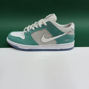 کتونی نایک اس بی دانک اپریل با ترکیب رنگ‌های ملایم آبی و سفید، مناسب برای استایل‌های خیابانی و اسکیت‌بوردینگ
