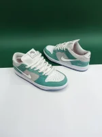 کتونی نایک اس بی دانک اپریل با ترکیب رنگهای ملایم آبی و سفید، مناسب برای استایلهای خیابانی و اسکیتبوردینگ